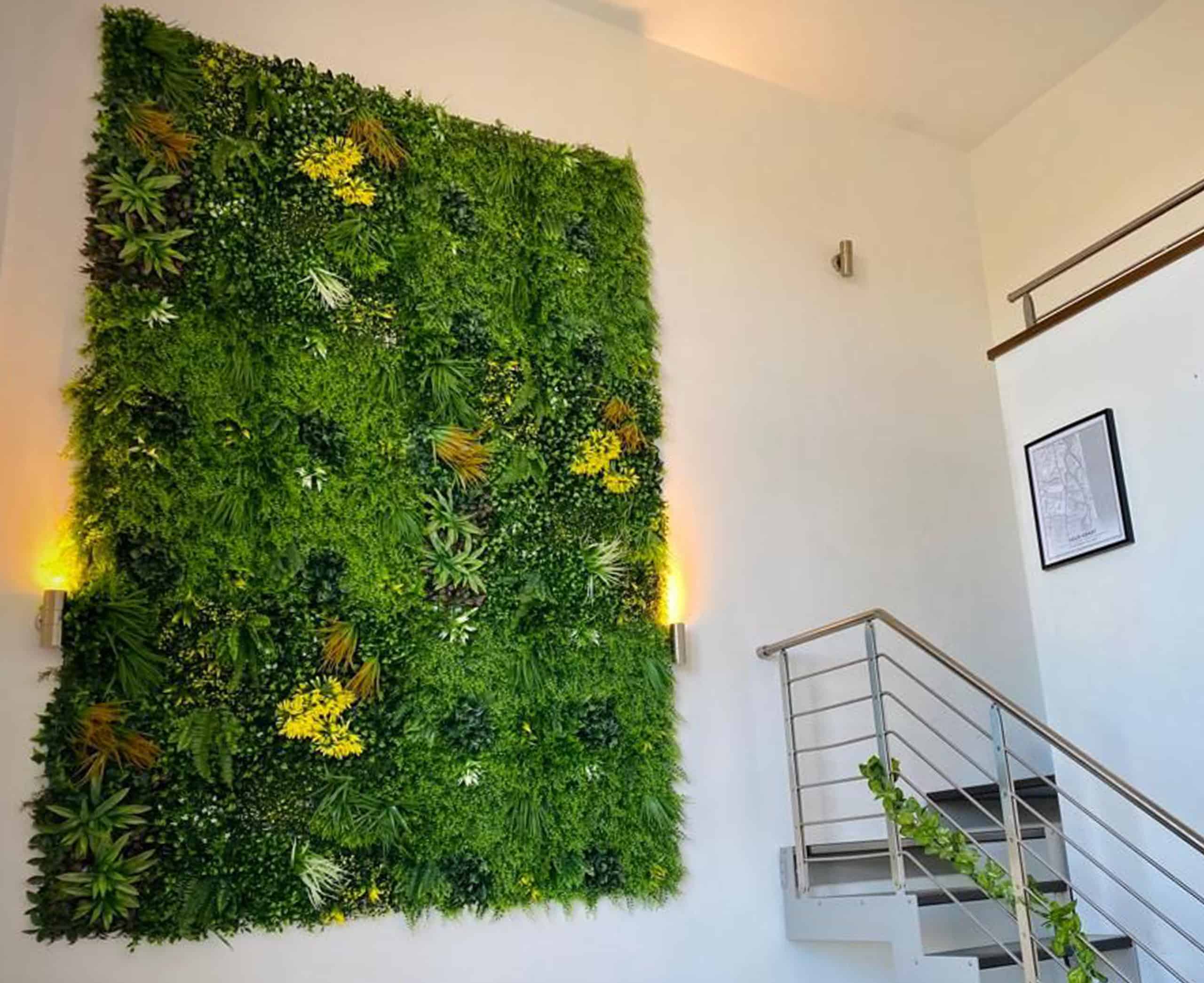 Decora Sin mantenimiento con el Cuadro de Jardín Vertical Salón decorado con un Frondoso y Realista Jardín Vertical.