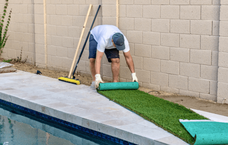 Instalación de Césped Artificial al lado de una piscina.