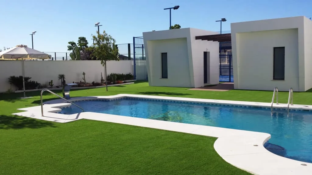 Piscinas con instalación de césped artificial