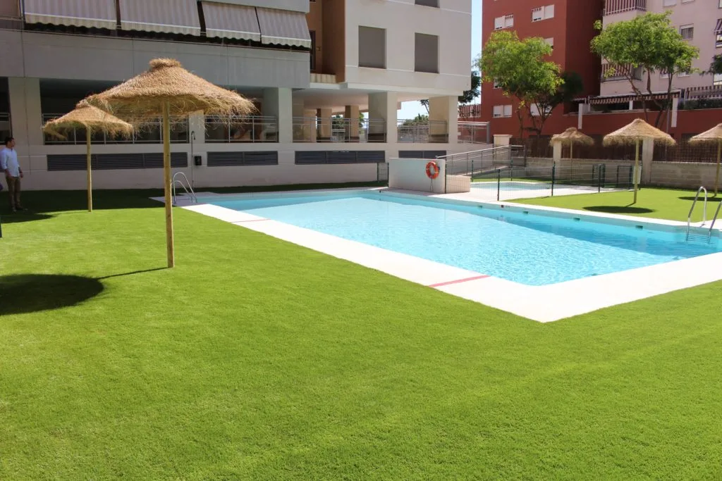 Césped Artificial en una piscina comunitaria