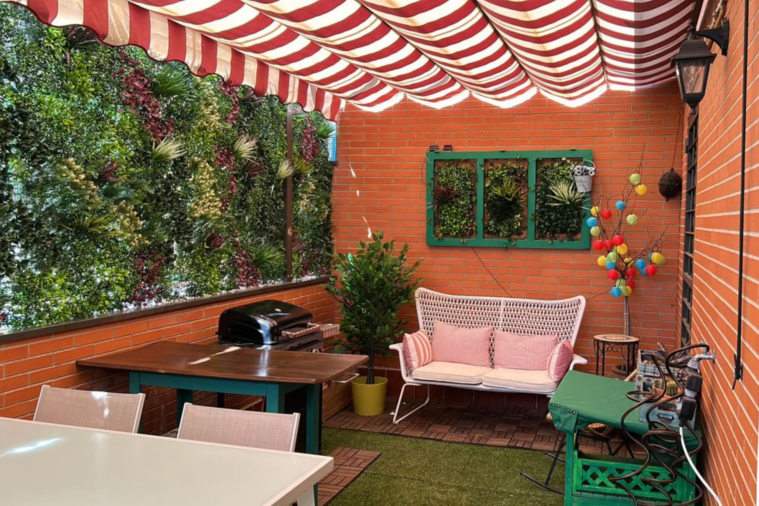 Künstlicher vertikaler Garten auf einer Terrasse