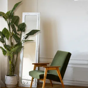 Decorazione artificiale con pianta di alocasia