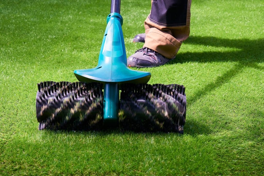 Cepillar las fibras del césped artificial