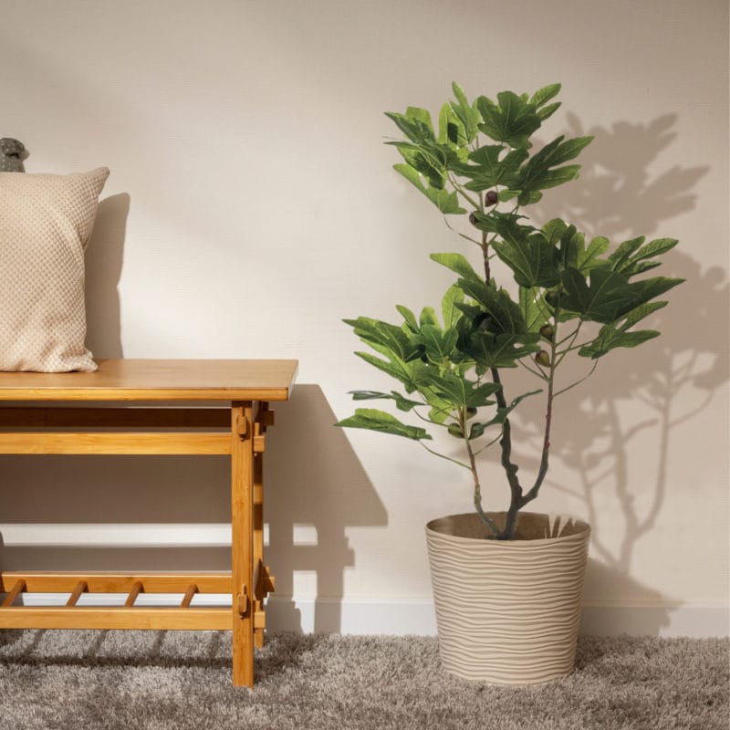 Decoración con planta artificial higuera