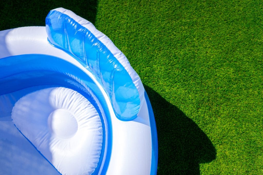 Piscina hinchable sobre césped artificial