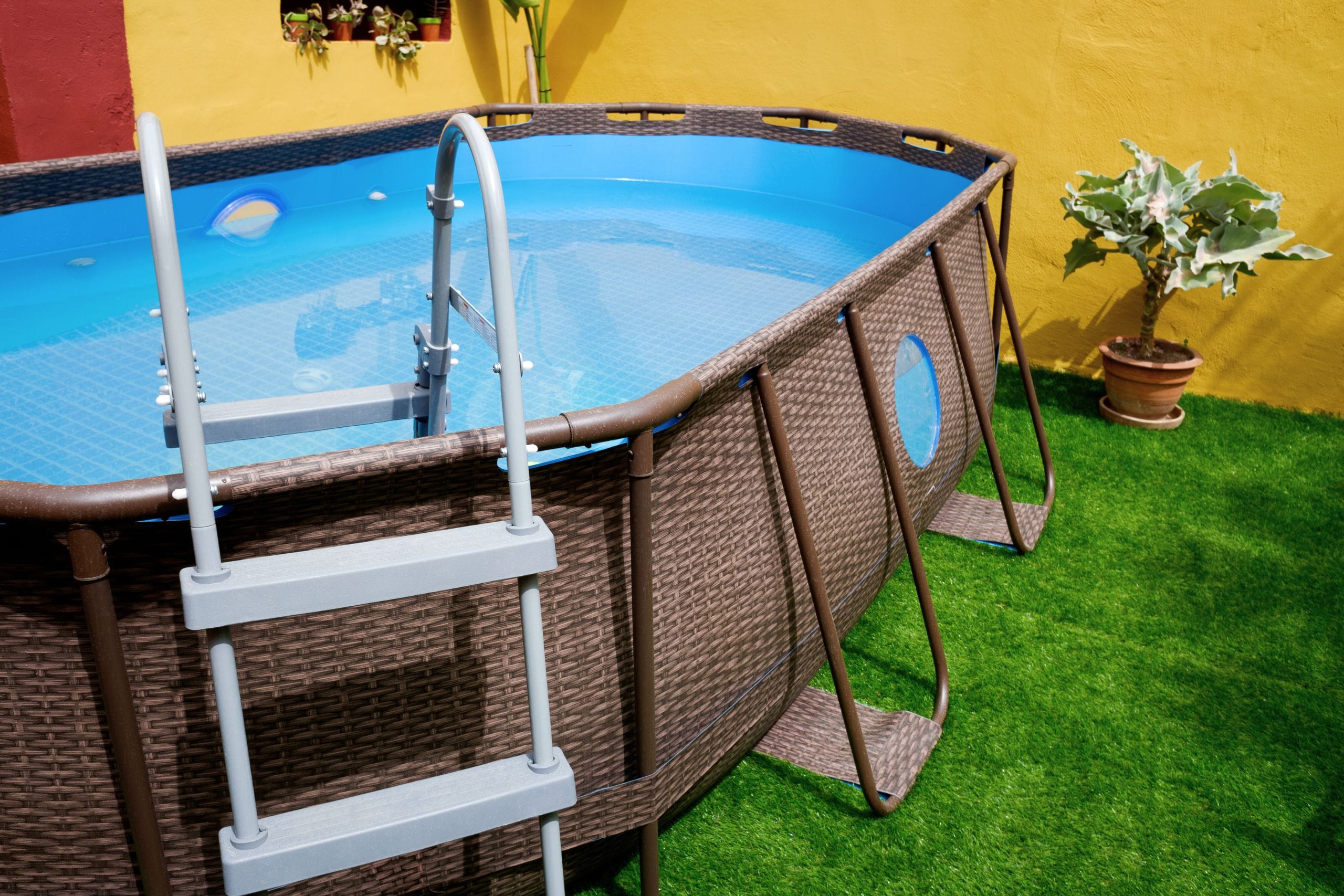 Piscina desmontable sobre césped artificial