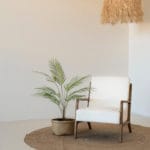 Decoración con planta artificial chamaedorea