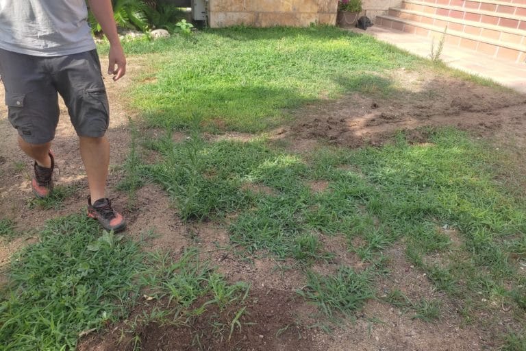 Préparation de la surface du gazon artificiel