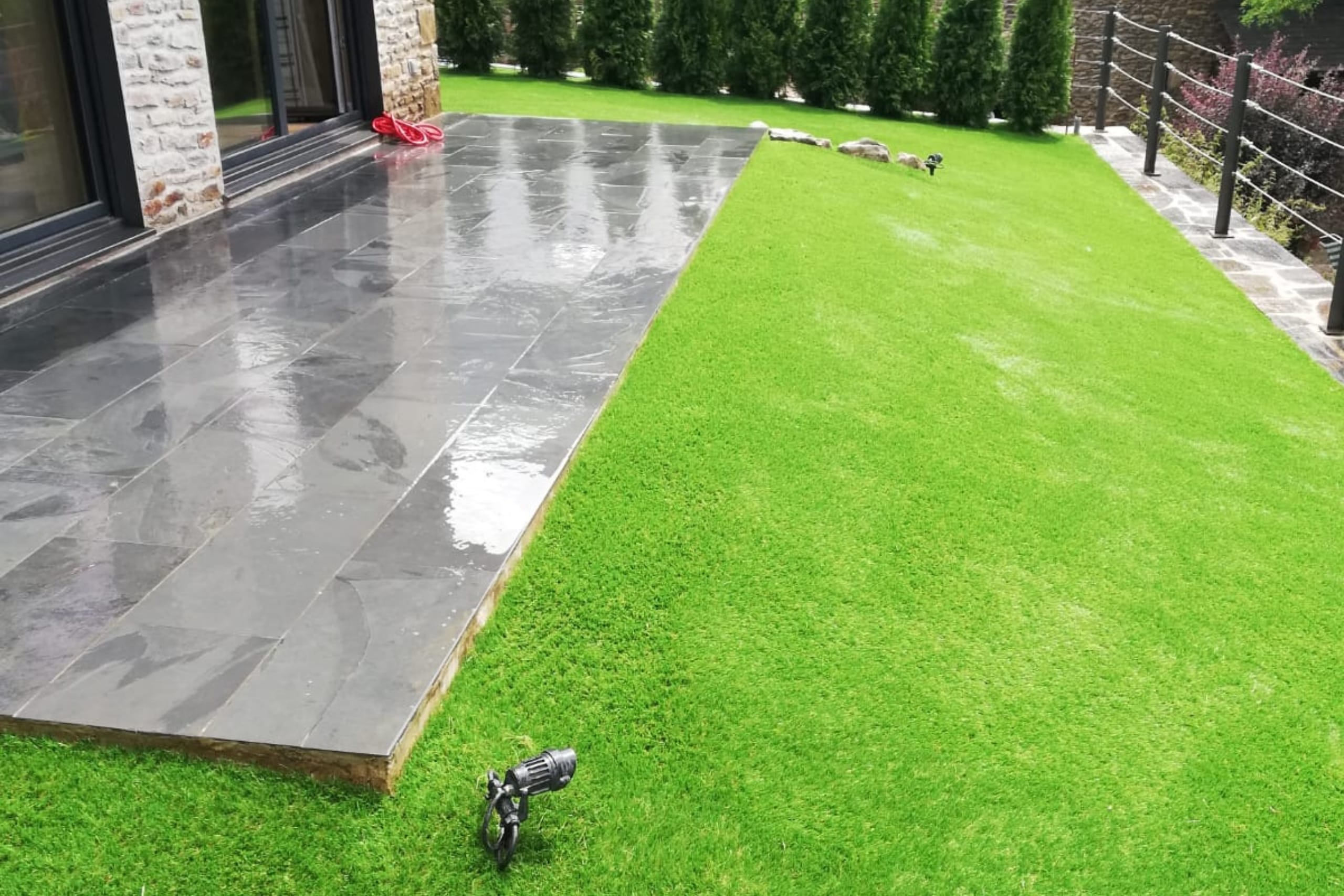 Como afecta la lluvia al césped artificial