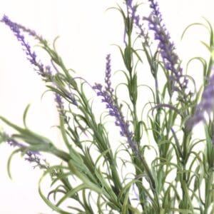 Dettaglio di fiori di lavanda artificiali dall'aspetto realistico