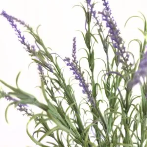 Detalle de flores de lavanda artificial realista